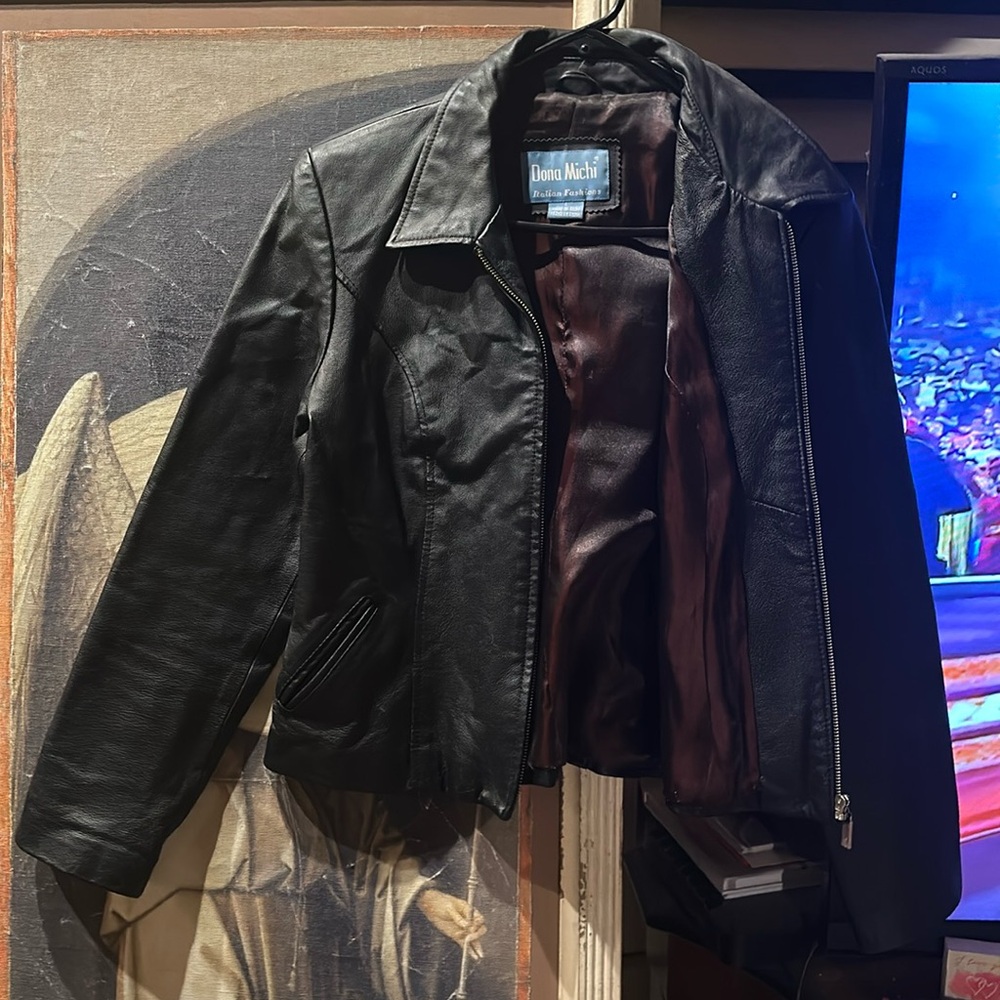 Leather jacket size Large and zips up…..great find